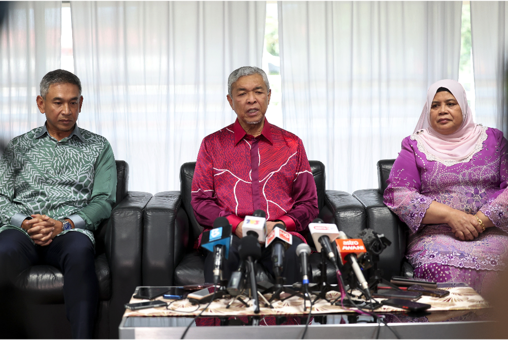Ahmad Zahid Hamidi (tengah) pada sidang media selepas menghadiri Taklimat FELCRA Berhad di sini, hari ini. - Foto Bernama