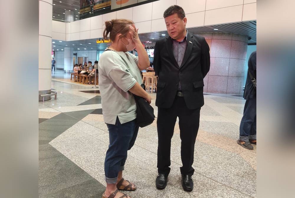 Chon Siang bertemu ibu kepada mangsa pemerdagangan orang yang berjaya dibawa pulang dari Myanmar di KLIA, Sepang pada Khamis.