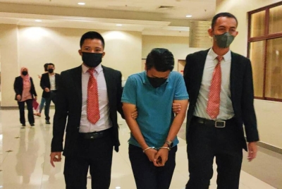 Mohd Yusrizal (tengah) ketika dibawa ke Mahkamah Sesyen Kuantan pada Khamis