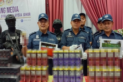 Misbahudin menunjukkan arak yang tidak bercukai dirampas semasa pemeriksaan di Pelabuhan Johor pada sidang akhbar di Menara JKDM Johor pada Khamis