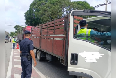 Sebuah kenderaan diperolsa dalam operasi pelepasan asap hitam di Dungun pada Rabu. - Foto JAS