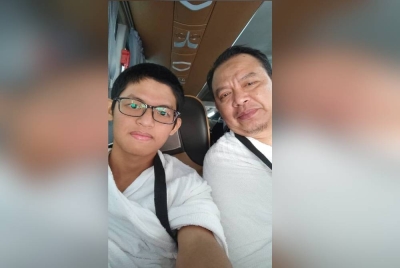 Musthafa Kamal bersama Muaz ketika di Tanah Suci.