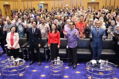 Hannah (tiga dari kiri) dan Adam Adli (dua dari kiri) bersama warga KBS di Putrajaya pada Khamis.- Foto FB Hannah Yeoh