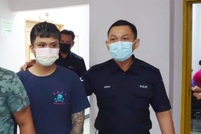 Muhammad Hairezal (tengah) dihadapkan ke Mahkamah Majistret Johor Bahru pada Khamis atas pertuduhan mengedar dan positif dadah pada 13 dan 14 Januari lalu.