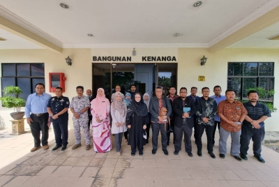 Norlela (enam dari kiri) bergambar bersama pemegang taruh dalam projek ternakan kebun kerang selepas Mesyuarat Sistem Kultur Laut Pulau Pinang, pada Khamis.