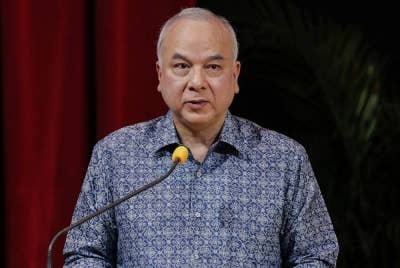 Sultan Nazrin berkenan menyampaikan titah ketika Majlis Pelancaran Buku 'Malaysia's Leap Into The Future' di Auditorium Institut Asia-Eropah (AEI), Universiti Malaya pada Khamis. - Foto Bernama