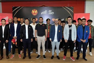 Tengku Amir Shah (depan, empat dari kiri) selepas Majlis Pengenalan Pemain E-Sukan Selangor FC di Pusat Latihan Persatuan Bola Sepak Selangor FC pada Khamis. - Foto Bernama