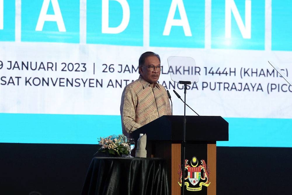 Anwar menyampaikan amanat Membangun Malaysia Madani : Visi dan Kerangka Dasar Reformasi pada Majlis Pelancaran Wacana Membangun Malaysia Madani di Pusat Konvensyen Antarabangsa Putrajaya pada Khamis. - Foto Bernama