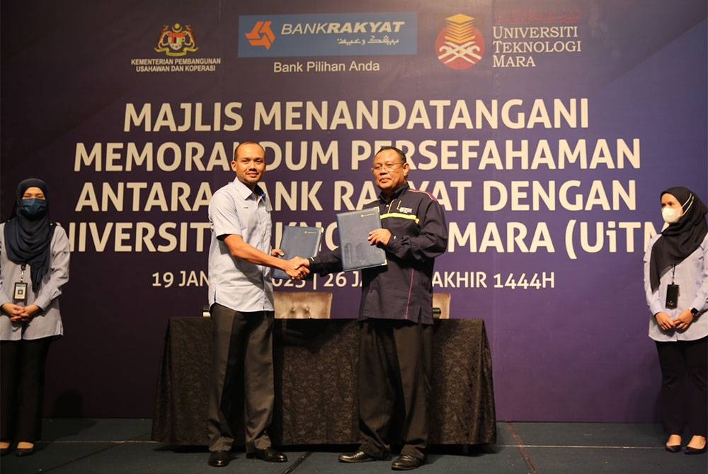Ahmad Shahril (kiri) dan Timbalan Naib Canselor (Hal Ehwal Pelajar) UiTM, Prof. Dr. Mohd Sazili Shahibi (kanan) semasa Majlis Menandatangani MoU.
