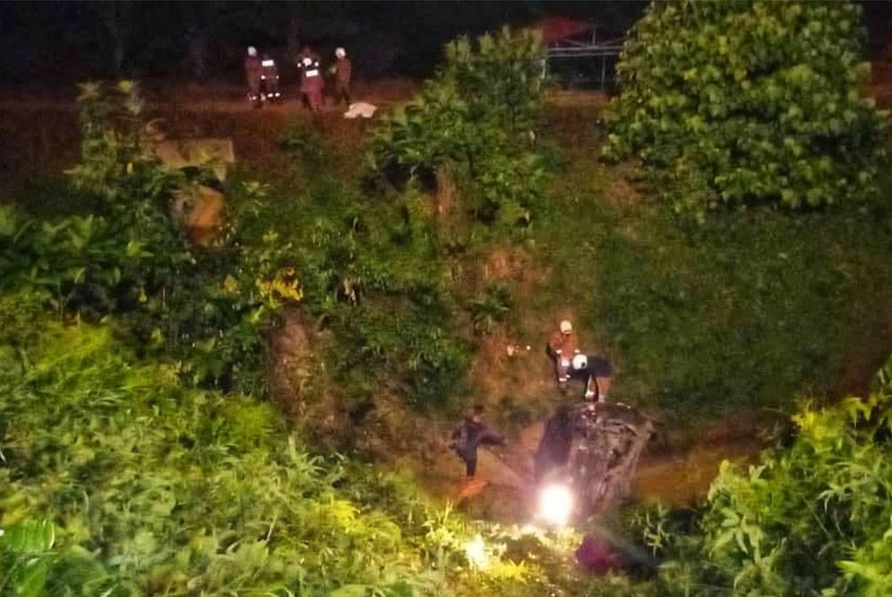 Anggota bomba membantu mengeluarkan mangsa yang terlibat dalam kemalangan tersebut. - Foto ihsan PDRM