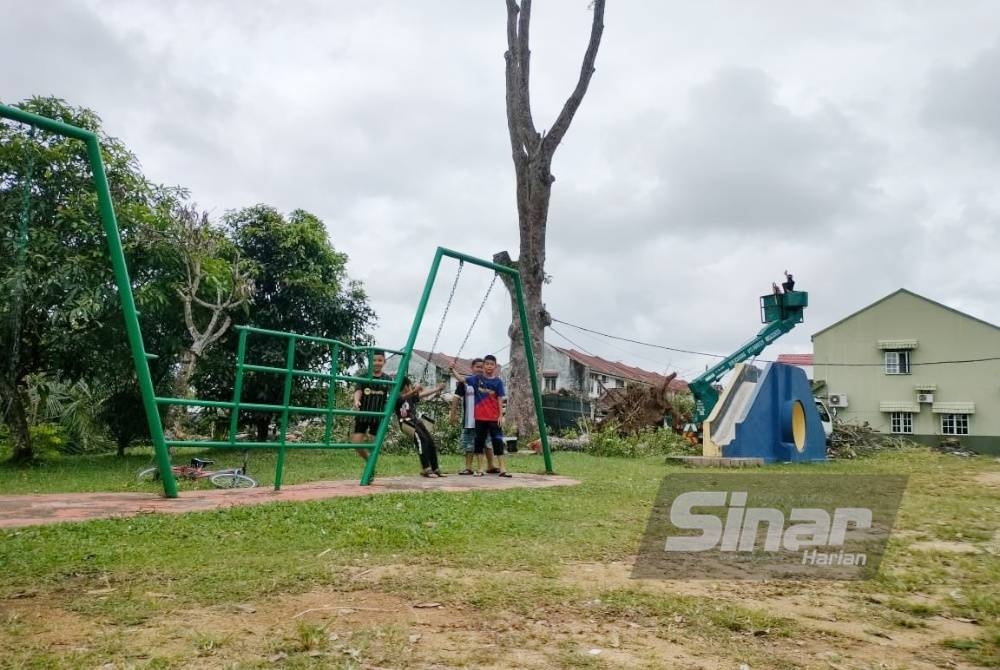 Lokasi kejadian pokok tumbang di Kampung Balok Baru pada petang Khamis.