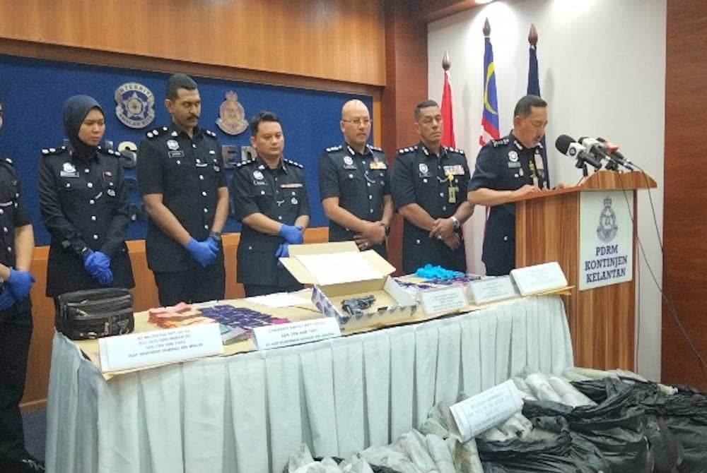 Muhamad Zaki (kanan) ketika sidang media di IPK pada Jumaat.