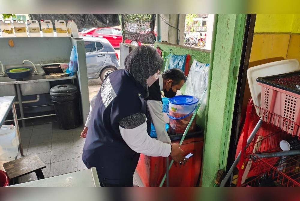 Nor Azimi ketika memeriksa premis makanan dalam operasi Mega Bersepadu Perundangan Kesihatan Awam di daerah Kuantan pada Jumaat.