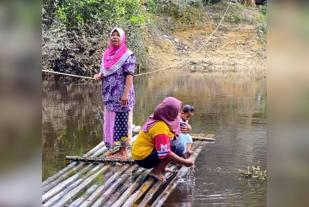 Keluarga ini terpaksa menjadikan air sungai bersebelahan rumah sebagai sumber utama untuk mencuci pakaian, membersihkan diri dan kalang-kala digunakan untuk memasak.