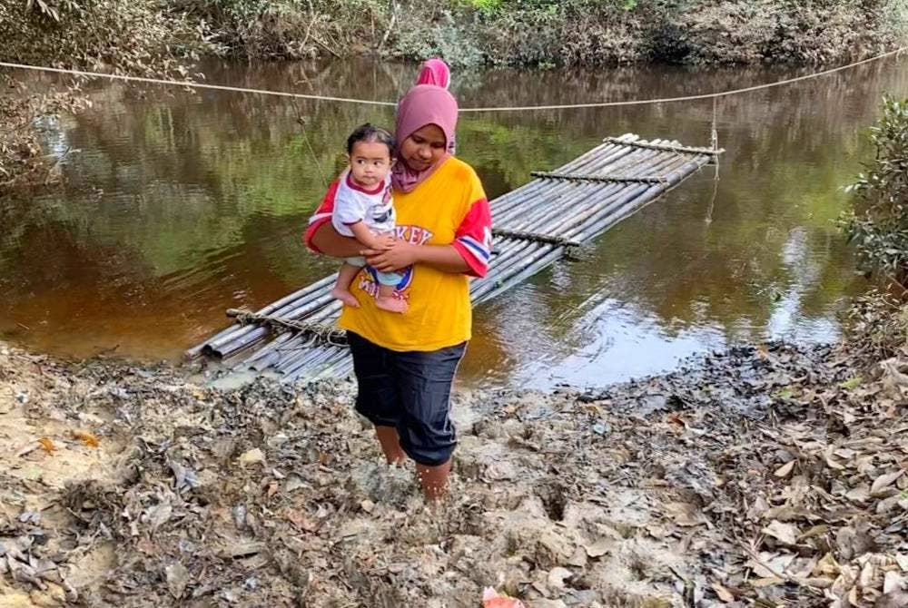 Syahira dan keluarga juga terpaksa melalui jalan yang berlumpur untuk ke rumahnya.