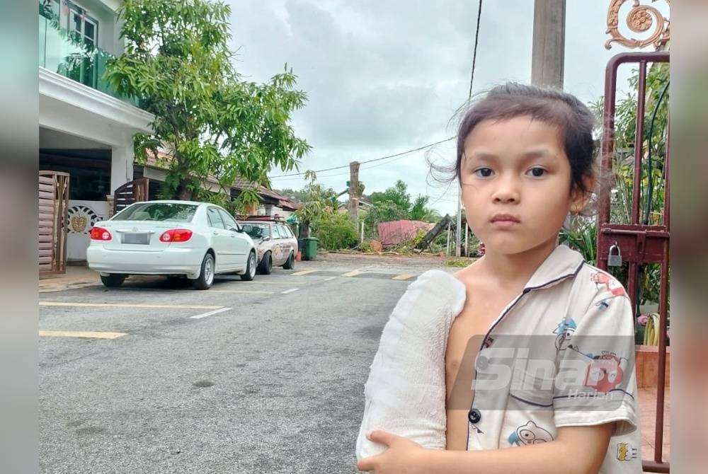 Iftikhar patah tangan kanan dipercayai terkena kabel elektrik dalam kejadian pokok tumbang di Kampung Balok Baru pada petang Khamis.