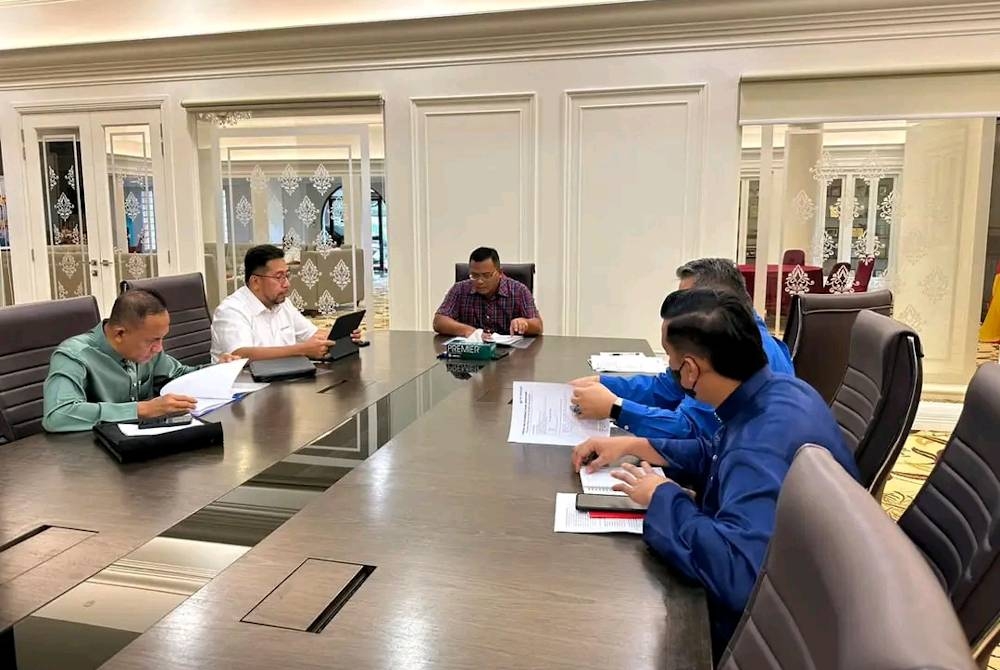 Amirudin (tengah) melakukan perbincangan dengan pihak Air Selangor bagi menangani isu paip pecah yang kerap berlaku di Prima Sri Gombak.