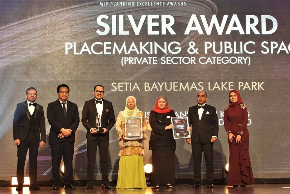 Yuslina (tiga dari kiri) ketika menerima Anugerah Pembuatan Tempat dan Ruang Awam (Kategori Sektor Swasta) bagi Taman Tasik Setia Bayuemas di Klang.