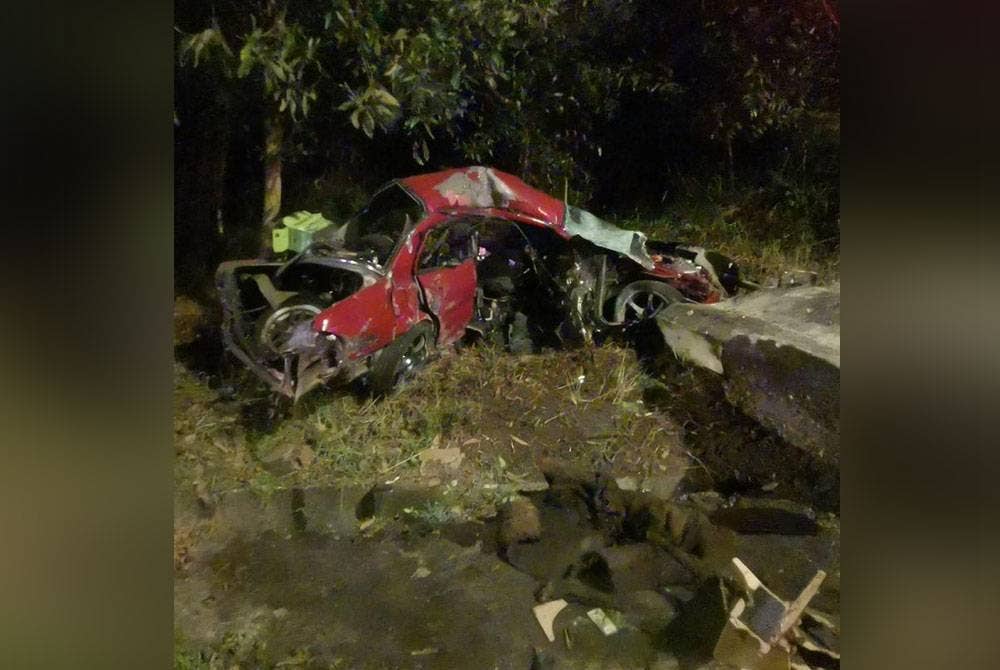 Keadaan kereta dinaiki kedua-dua mangsa yang remuk dalam kejadian kemalangan di Lebuhraya Perling awal pagi Jumaat.