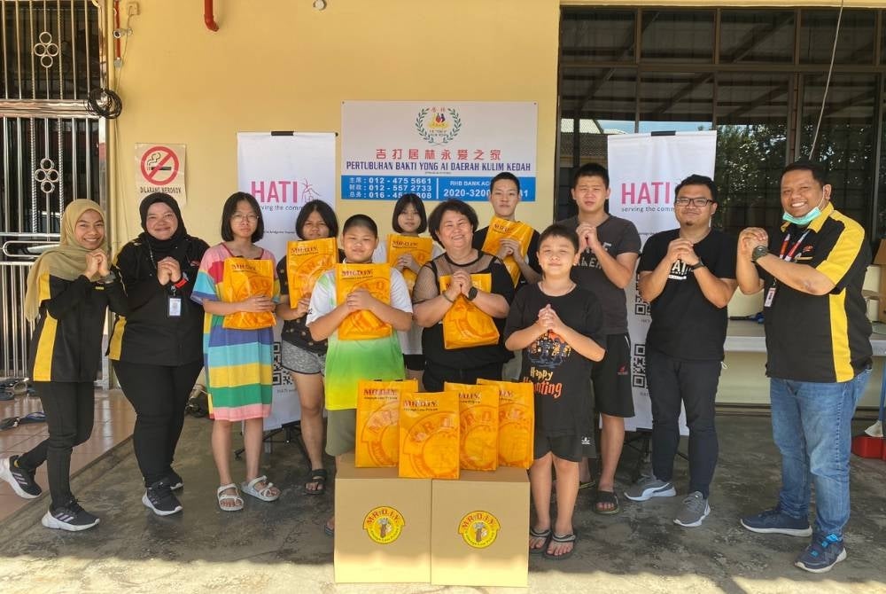 MR D.I.Y. menyampaikan sumbangan Tahun Baharu Cina ke salah sebuah rumah kebajikan terpilih, Pertubuhan Bakti Yong Ai, Kulim, Kedah.