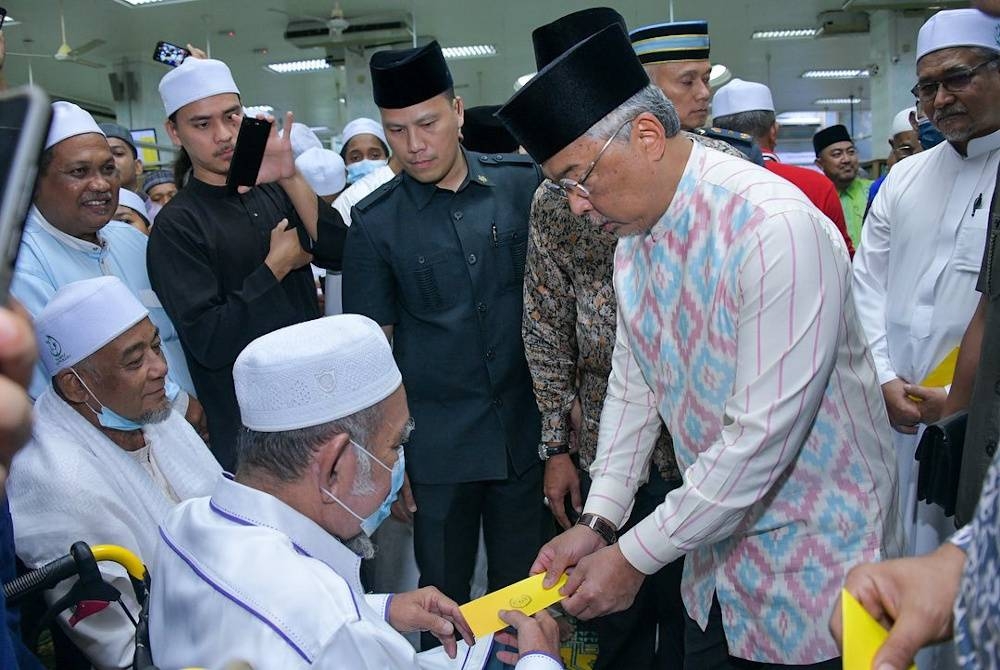 Agong berkenan menyantuni dan mengurniakan sumbangan peribadi kepada 50 asnaf di Kuah, Pulau Langkawi, Kedah. - Foto FB Istana Negara