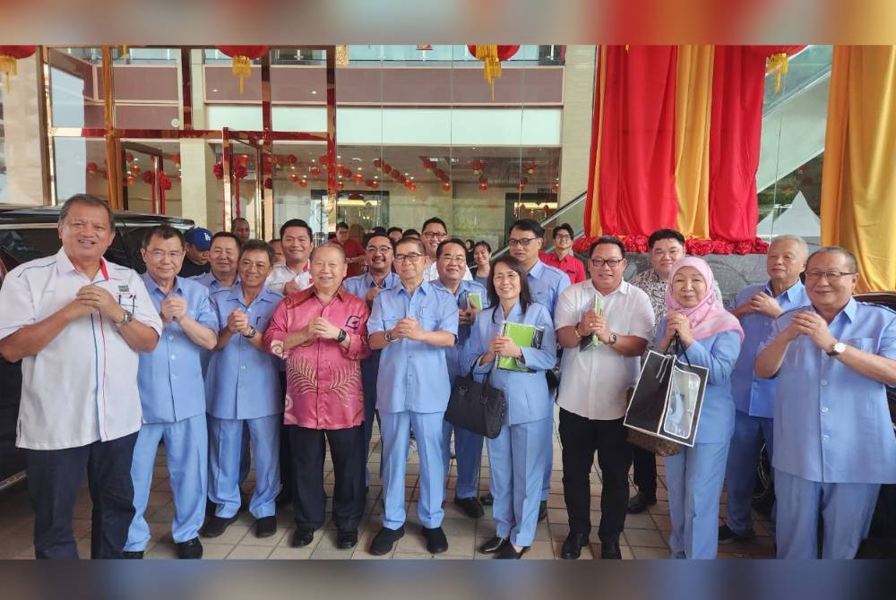 Maximus (lima dari kiri) selepas hadir pada Mesyuarat Ahli Majlis Tertinggi PBS di Kota Kinabalu.