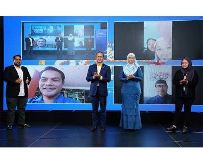 Ahmad Dusuki (dua dari kiri); Airol Fadley (kiri); Mastura (dua dari kanan) dan Farah bersama pemenang-pemenang peraduan.