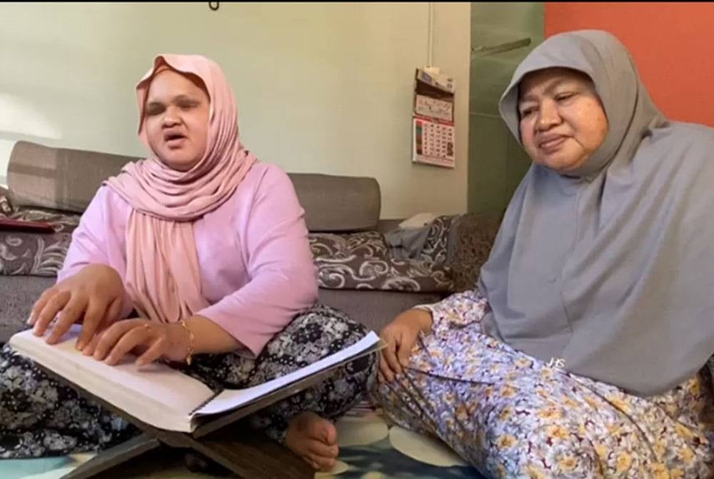 Siti Masyitah (kiri) mengaji al-Quran menggunakan tulisan braille dengan lancar.