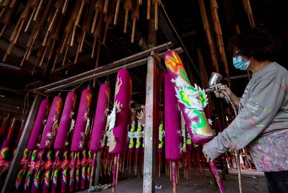 Kelihatan pembuat kayu colok tradisional sibuk menyiapkan tempahan ketika ditemui di sebuah kilang membuat colok tradisional di Kubang Semang baru-baru ini. - Foto: Bernama