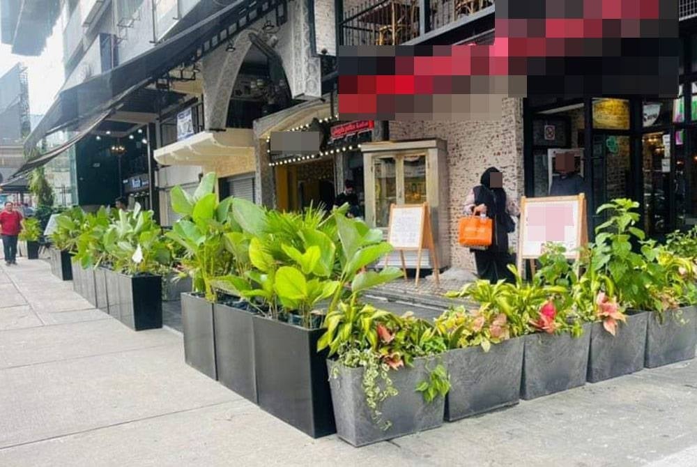 'Planter box' diletakkan bagi menghalang pekedai meletakkan kerusi meja yang menghalang laluan pejalan kaki.