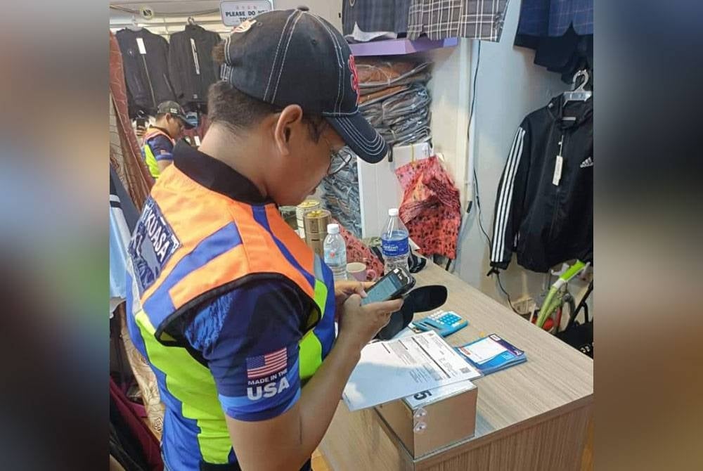 Pemeriksaan menerusi tindakan khas terhadap premis yang dikendalikan warga asing sekitar sebuah pusat beli-belah di Bukit Bintang pada Jumaat.