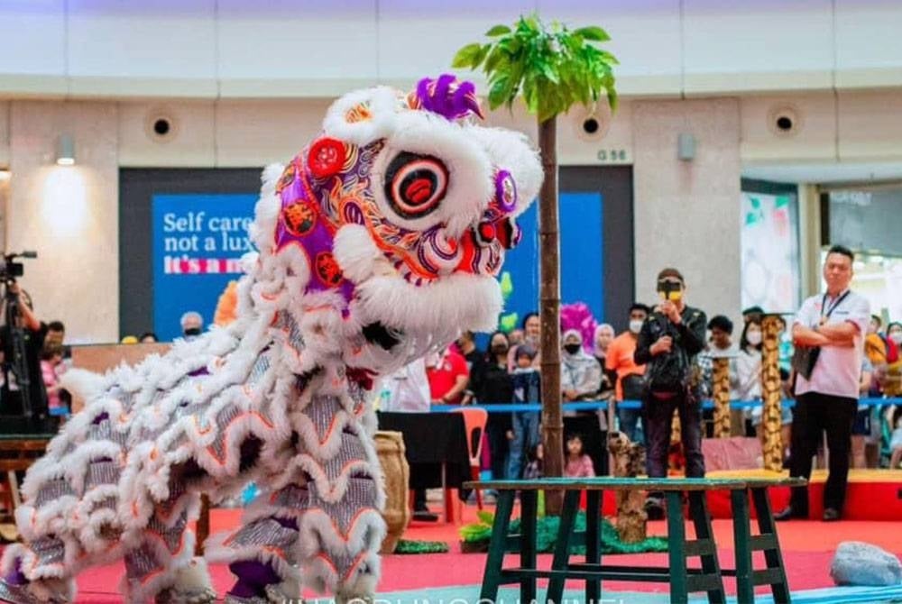 Siti Aishah sedang beraksi dalam tarian singa di salah satu pertandingan yang disertai kumpulannya.