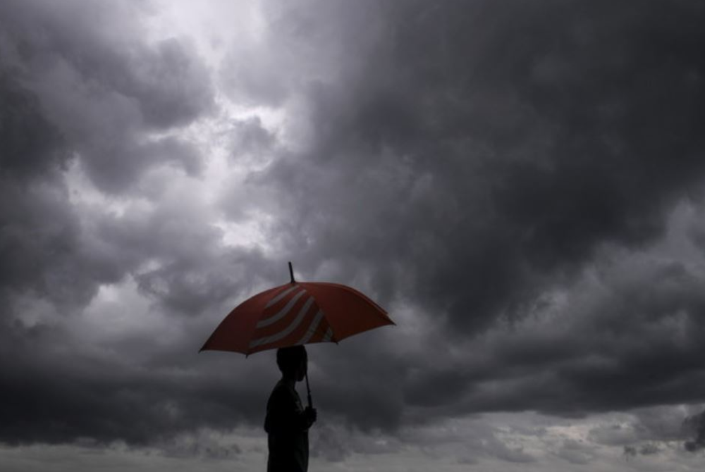 Beberapa kawasan di Terengganu, Kelantan, Pahang, Johor, Sarawak dan Sabah dijangka mengalami hujan berterusan peringkat waspada sehingga Rabu ini. - Foto Bernama