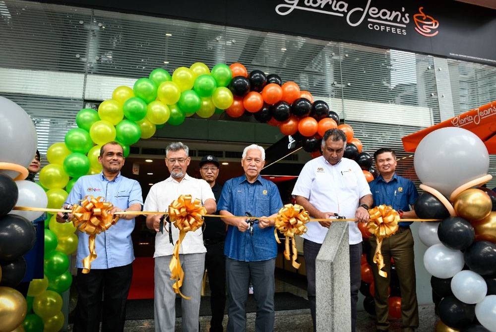 Abu Bakar As-Sidek (dua dari kanan) merasmikan cawangan milik FELKOP di
Menara Felda, Platinum Park KLCC.