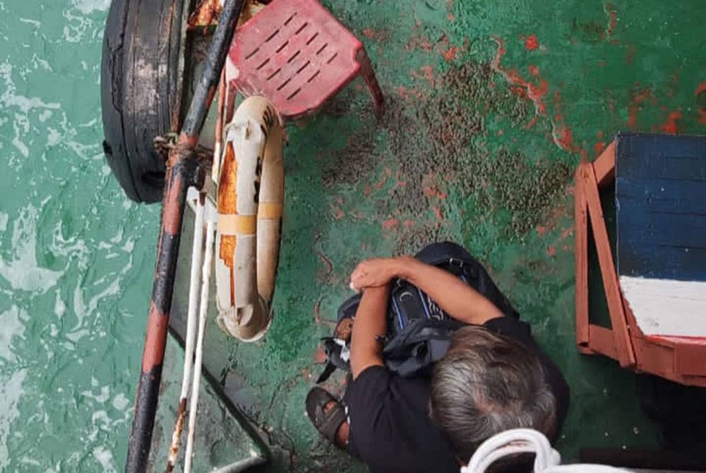 Kapten kapal yang sudah selesai mandi sedang menunggu dibawa ke darat untuk tindakan selanjutnya.