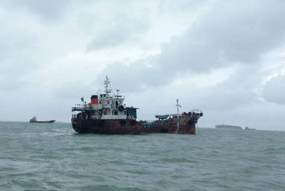 Kapal tangki yang didaftarkan di Zanzibar, Tanzania ditahan kerana melakukan tiga kesalahan undang-undang Persekutuan di laut.