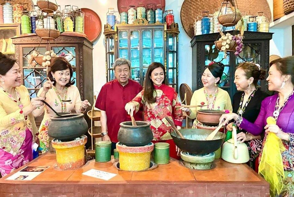 Sultan Sharafuddin dan Tengku Permaisuri Norashikin berkenan mengadakan lawatan ke Pinang Peranakan Mansion di Georgetown, Pulau Pinang baru-baru ini.