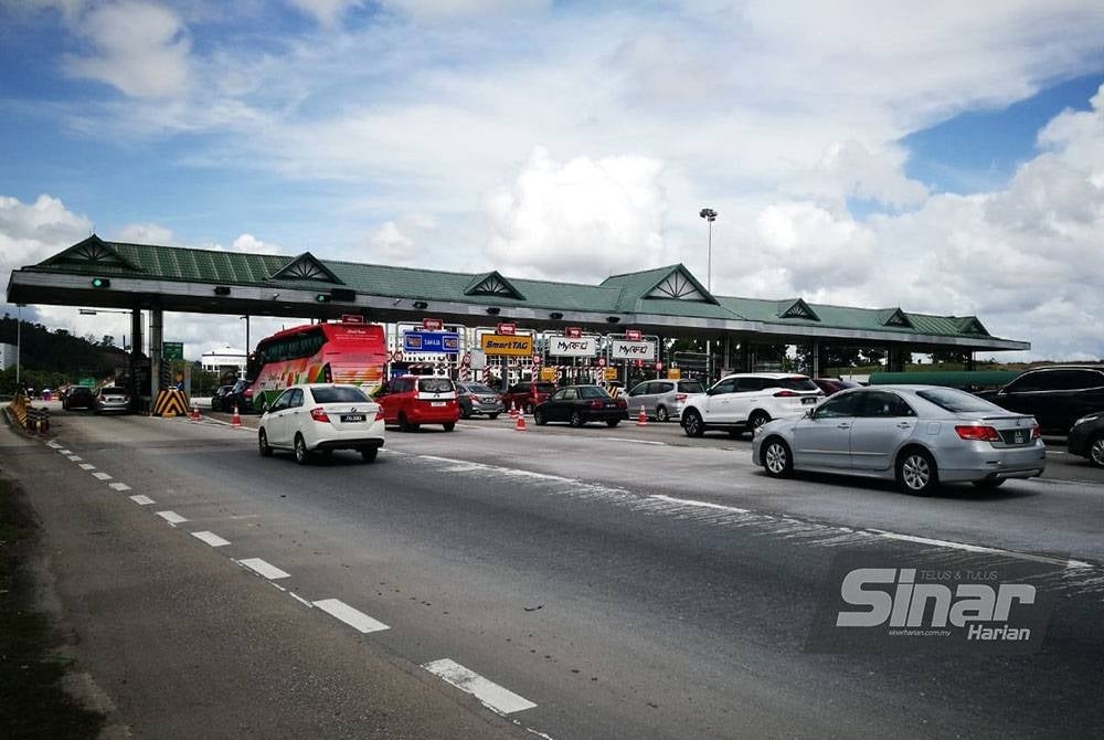Kenderaan agak banyak di laluan menghala ke utara di Plaza Tol Skudai.