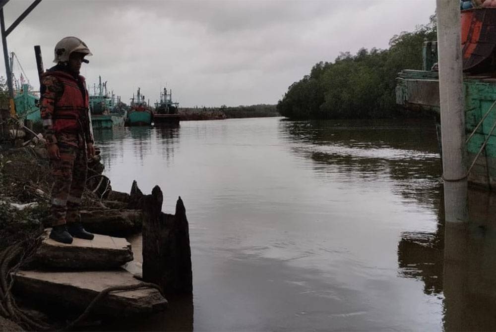 Anggota bomba melakukan pencarian di lokasi mangsa dilaporkan terjatuh di Sungai Belat dalam kejadian pada Jumaat.