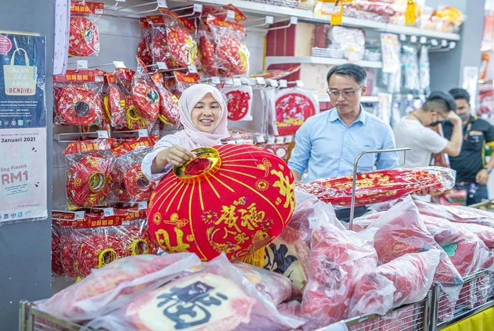Nurul Izzah turut ditemani Ahli Dewan Undangan Negeri (ADUN) Machang Bubok, Lee Khai Loon ketika membeli barang-barang hiasan untuk mendekorasi pusat jagaan orang tua tersebut. - Foto Facebook Nurul Izzah Anwar