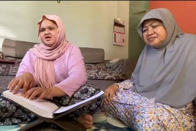 Siti Masyitah (kiri) mengaji al-Quran menggunakan tulisan braille dengan lancar.