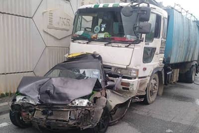 Sebuah lori dipercayai mempunyai masalah brek merempuh enam kenderaan di Jalan Baru Dengkil-Kota Warisan pada Jumaat.