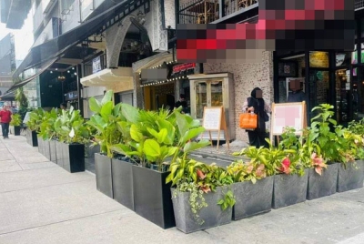 'Planter box' diletakkan bagi menghalang pekedai meletakkan kerusi meja yang menghalang laluan pejalan kaki.