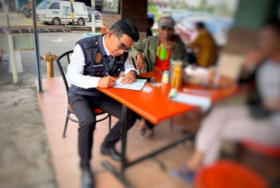 Anggota penguat kuasa menggunakan kamera badan dalam pemantauan PPKHT 2004 di sekitar Kuantan.