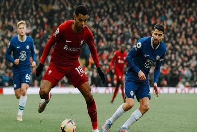 Penyerang Liverpool, Cody Bakpo bersaing dengan pemain tengah Chelsea, Jorginho pada aksi di Anfield sebentar tadi.