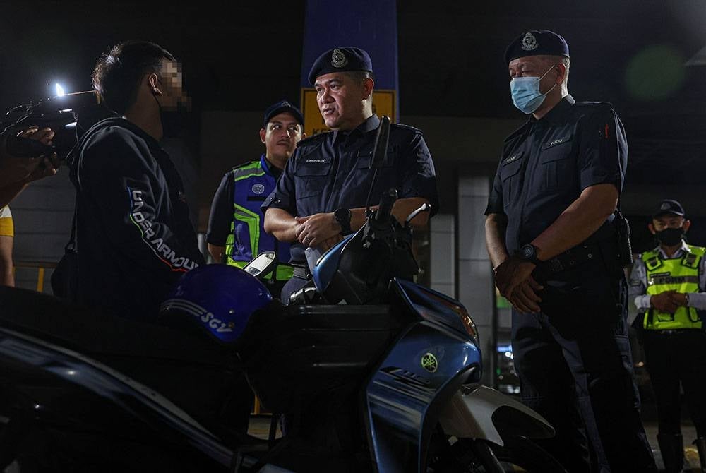 Ketua Jabatan Siasatan dan Penguatkuasaan Trafik Kuala Lumpur ACP Sarifudin Mohd Salleh (dua, kanan) memantau operasi sekatan jalan raya menerusi Op Selamat ke-19 sempena Tahun Baharu Cina di Stesen LRT Bangsar menghala ibu negara malam tadi.