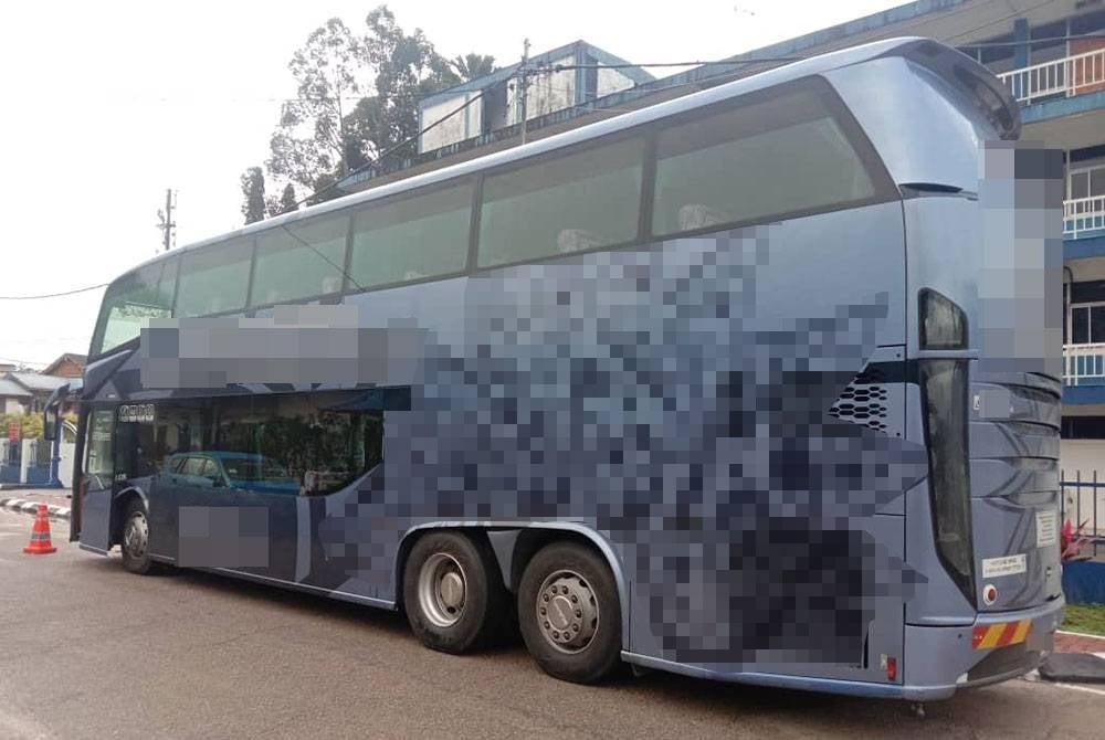 Bas yang dipandu lelaki berusia lingkungan 60-an yang ditahan di Kuala Krai.