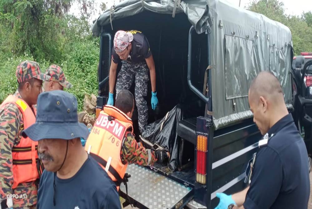 Anggota bomba membantu mengangkat mayat mangsa ke atas kenderaan polis sebelum dihantar ke Hospital Tengku Ampuan Afzan (HTAA) untuk proses bedah siasat.