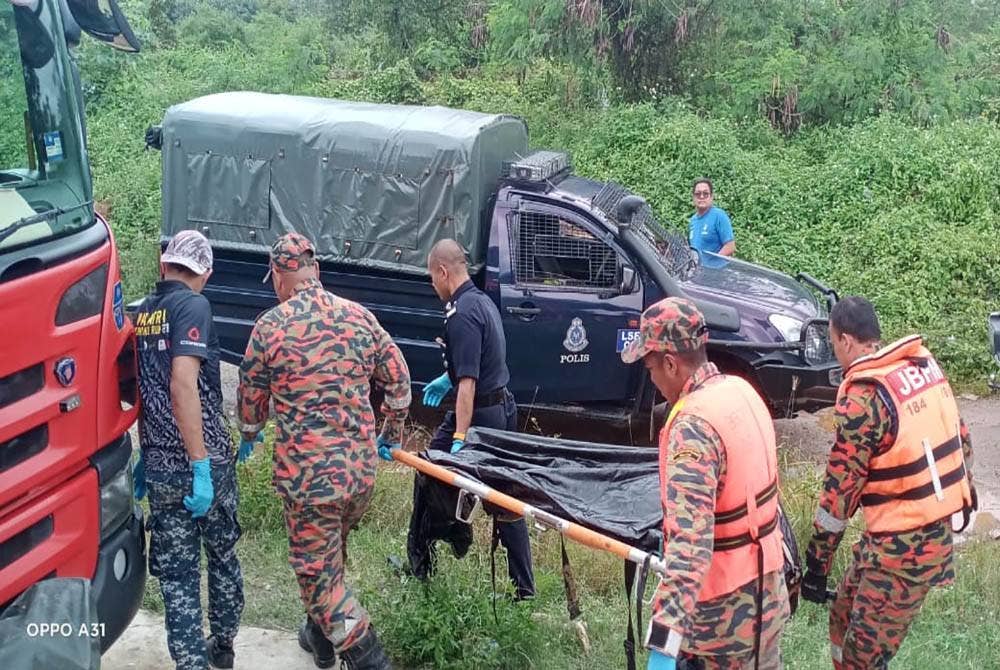 Mayat mangsa dibawa ke Hospital Tengku Ampuan Afzan (HTAA) menggunakan kenderaan polis untuk proses bedah siasat