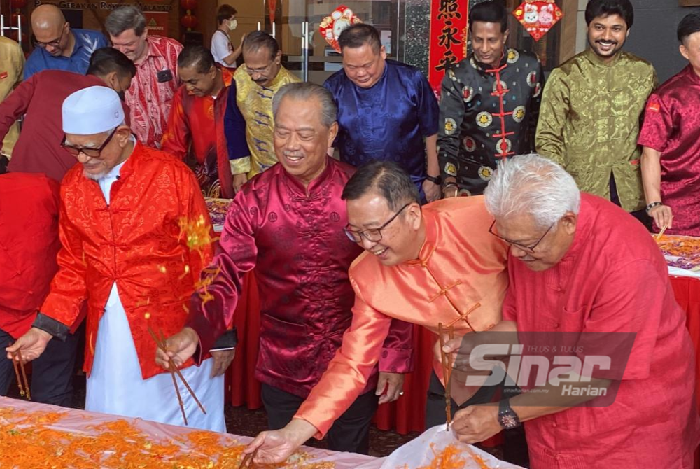 Dari kiri: Abdul Hadi, Muhyiddin, Dominic dan Hamzah semasa sesi Lao Shang di Majlis Rumah Terbuka Tahun Baharu Cina PN pada Ahad.